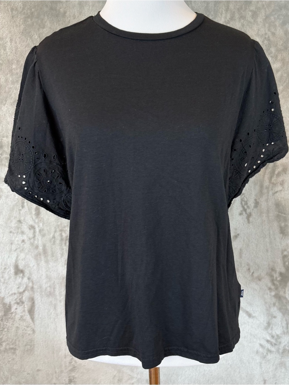 GAP Black Wmn’s Eyelet Flutter Sleeve Scoop Neck Tee Short Sleeve M
